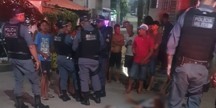 Família fica aos prantos ao reconhecer corpo de homem morto a tiros em Manaus; veja
