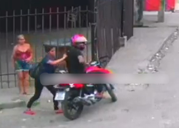 Vídeo: Em área vermelha em Manaus, mulher é roubada por casal em moto