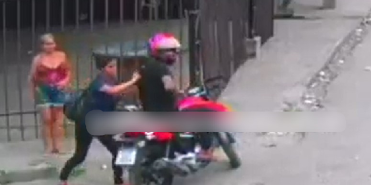 Vídeo: Em área vermelha em Manaus, mulher é roubada por casal em moto