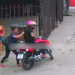 Vídeo: Em área vermelha em Manaus, mulher é roubada por casal em moto