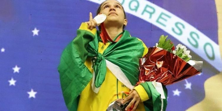 Lutadora amazonense é campeã mundial de MMA
