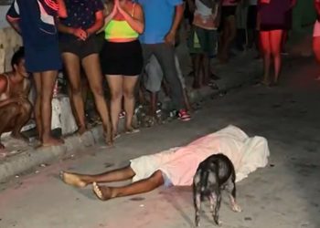 Vídeo: jovem é executado na rua em Manaus e família chora dentro de casa ouvindo os tiros