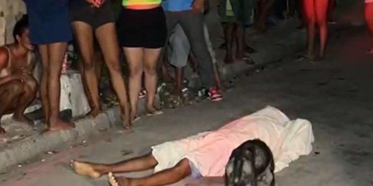 Vídeo: jovem é executado na rua em Manaus e família chora dentro de casa ouvindo os tiros