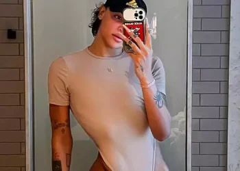 Pabllo Vittar choca web ao não esconder o ‘volume’ no maiô: ‘Chocada que tem 3 kg de ovo’; veja