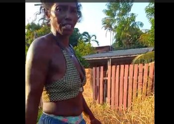 Vídeo: ferida, mulher anda com faca nas costas como se não tivesse nada