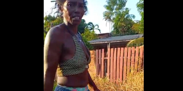Vídeo: ferida, mulher anda com faca nas costas como se não tivesse nada