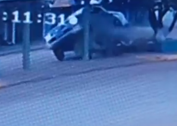 Vídeo mostra picape desgovernada destruindo ponto de táxi no Amazonas; veja