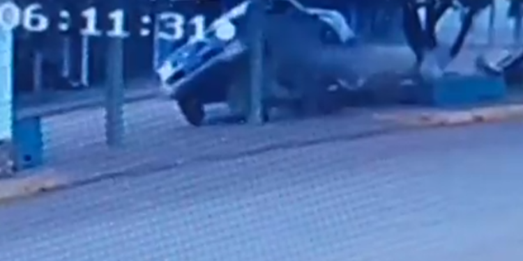 Vídeo mostra picape desgovernada destruindo ponto de táxi no Amazonas; veja