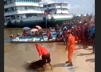 Vídeo: cadáver é retirado do Rio Amazonas antes de ser comido por urubus