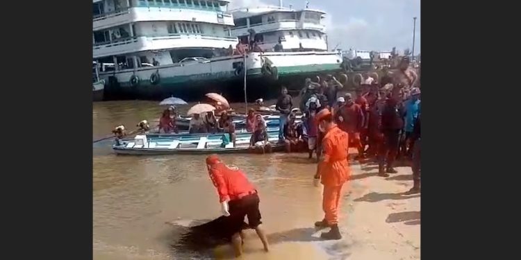 Vídeo: cadáver é retirado do Rio Amazonas antes de ser comido por urubus