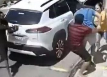 Vídeo: bandidos roubam carro de PM e ameaçam matar filho de 13 anos do policial