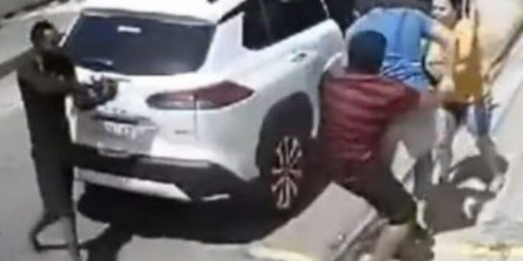 Vídeo: bandidos roubam carro de PM e ameaçam matar filho de 13 anos do policial
