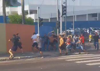 Fogos, final de jogo e muita porrada: torcedores brigam na Zona Leste de Manaus; veja