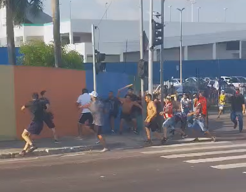 Fogos, final de jogo e muita porrada: torcedores brigam na Zona Leste de Manaus; veja