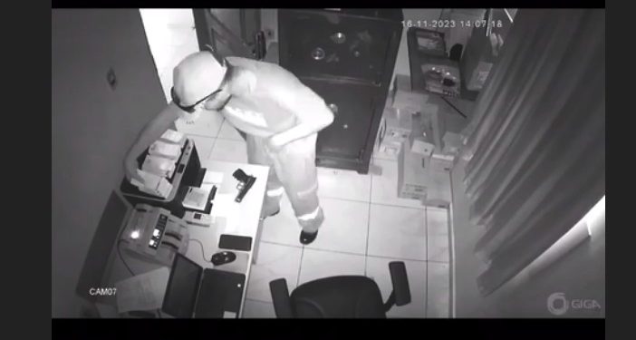 Vídeo: ladrão paraense enche o bolso com R$ 200 mil na lotérica e foge de bike
