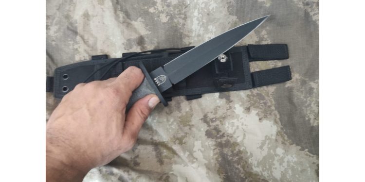 Embriagado, homem tenta furar mulher com punhal em Manaus