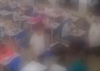 Vídeo: aluno covarde espanca professor dentro da sala de aula
