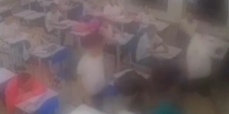 Vídeo: aluno covarde espanca professor dentro da sala de aula