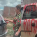 Vídeo: Primeira-dama é flagrada vandalizando carro da suposta amante do marido e escrevendo ‘rapariga’