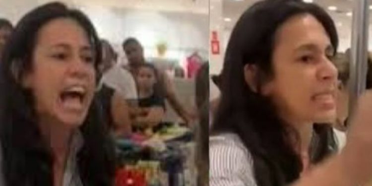 Funcionária da Riachuello debocha de autista e mãe surta no shopping; assista