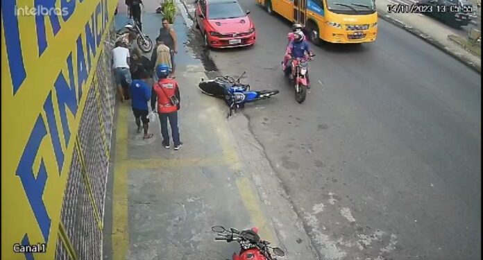 Homem quase é linchado após assalto na loja Rommanel em Manaus