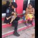 Internautas pedem aumento de salário para policial que amamentou bebê com fome na rua