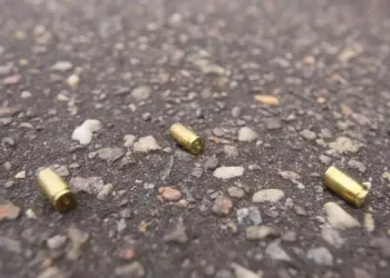 ‘Foi muita sorte’, diz mãe de menino que sobreviveu após ser atingido por bala perdida enquanto dormia