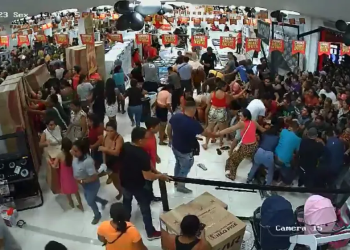 Vídeo: Mulher fica em estado grave após ser pisoteada durante promoção de Black Friday