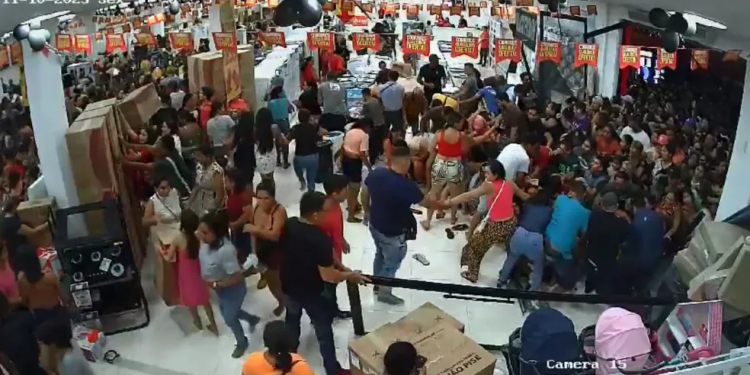 Vídeo: Mulher fica em estado grave após ser pisoteada durante promoção de Black Friday