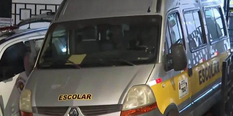 Menino de 2 anos é encontrado morto em van escolar após ser esquecido no veículo