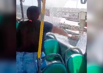 Vídeo: Com o calor extremo, mãe quebra vidro do ônibus ao ver o filho passando mal