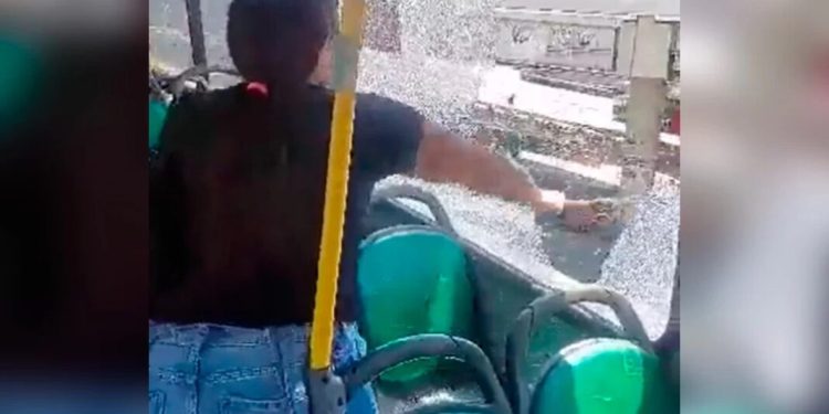 Vídeo: Com o calor extremo, mãe quebra vidro do ônibus ao ver o filho passando mal