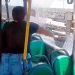 Vídeo: Com o calor extremo, mãe quebra vidro do ônibus ao ver o filho passando mal