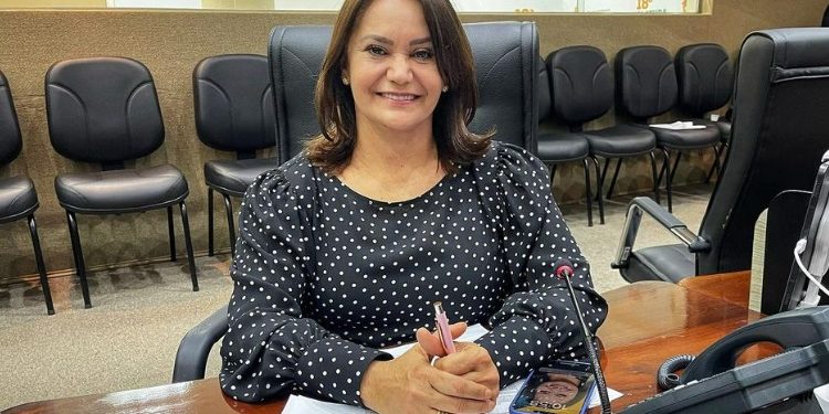 Vereadora em Manaus é acusada de humilhar garçom na CMM: ‘queria pedir para sair do meio’