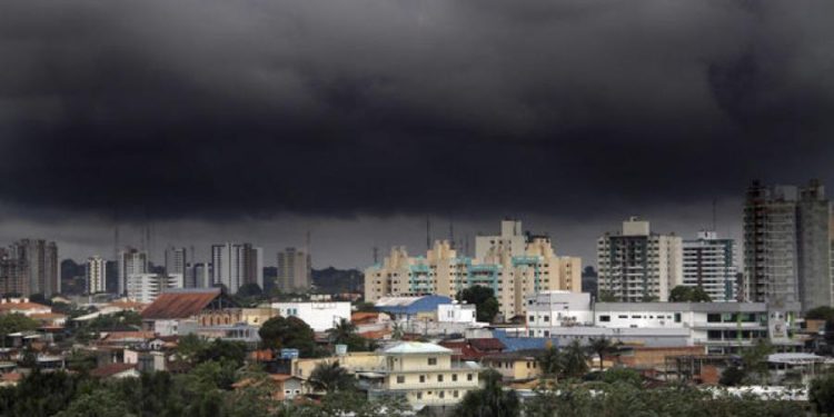 Forte chuva causa transtornos em Manaus
