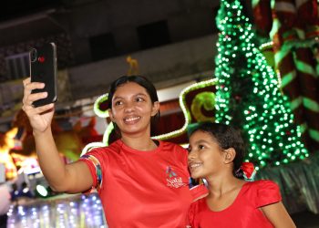 Parada Natalina no centro de Manaus é cancelada devido forte chuva