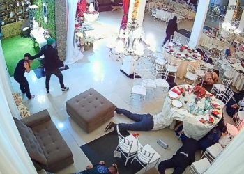 Vídeo: Bando encapuzado invade festa de casamento em Manaus, puxa mulher pelos cabelos e faz arrastão