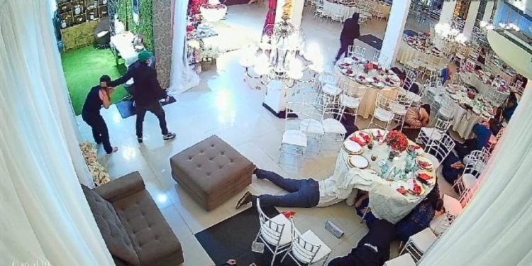 Vídeo: Bando encapuzado invade festa de casamento em Manaus, puxa mulher pelos cabelos e faz arrastão