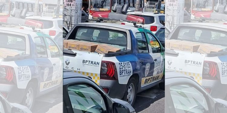 Sextou? Viatura da PM é vista levando cervejas na garupa em Manaus
