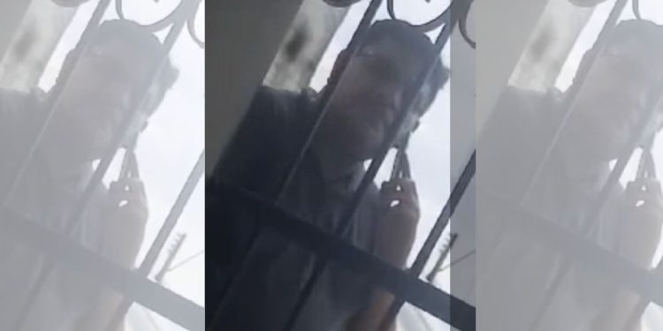 VÍDEO: Homem é flagrado se M@$tu&:v e olhando para menina em Manaus