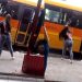 Mulher com camisa do Vasco quebra vidros de ‘amarelinho’ na ZL