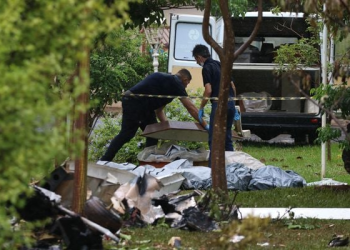 ASSISTA: Avião pequeno cai em área urbana. Vídeo mostra c0r50 em chamas