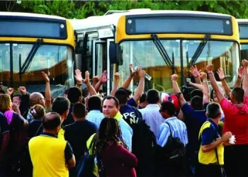 Trabalhadores do transporte coletivo em Manaus ameaçam greve por 13º salário