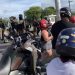 Vídeo: Confusão na ZL após motoqueiro tentar furar bloqueio militar
