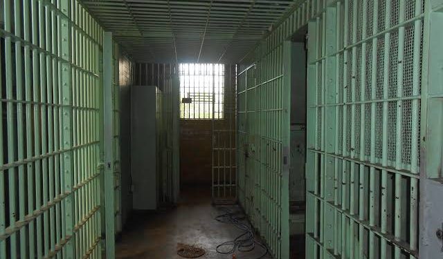 Com mandado de prisão em aberto, homem é preso ao ir buscar RG