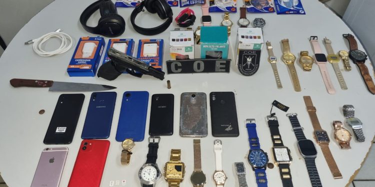 PM apreende jovens que deram tiro em homem durante roubo no 678 e recupera objetos roubados