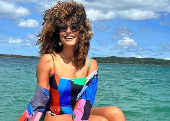 Veja: Atriz Sheron Menezes atende pedido ousado de fã e mostra o ‘rabetão’: ‘A gente tá louco pra ver isso’