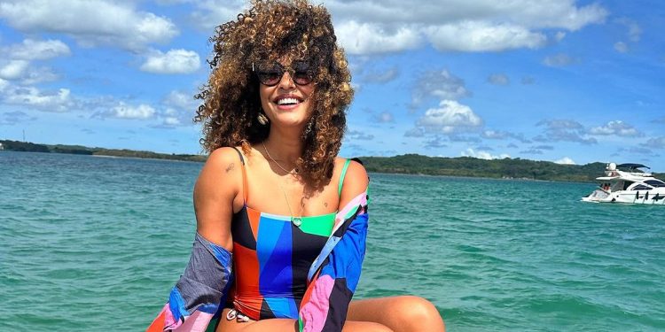 Veja: Atriz Sheron Menezes atende pedido ousado de fã e mostra o ‘rabetão’: ‘A gente tá louco pra ver isso’