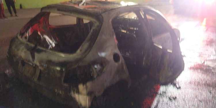 VÍDEO: Fogo destrói carro no Colônia Terra Nova