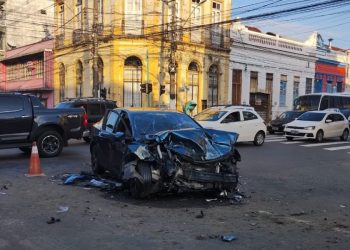 Motorista fica ferido e carro se estraçalha todo ao colidir violentamente em ônibus de rota no Centro
